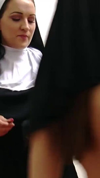 Sexy non bevalt het poesje van haar vriendin