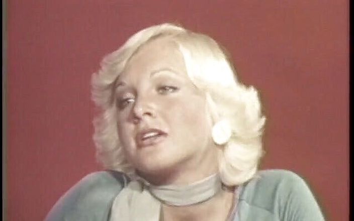 Xtime Network: Vintage porno: úžasná blondýnka je tak naštvaná při pohledu na obrovského...