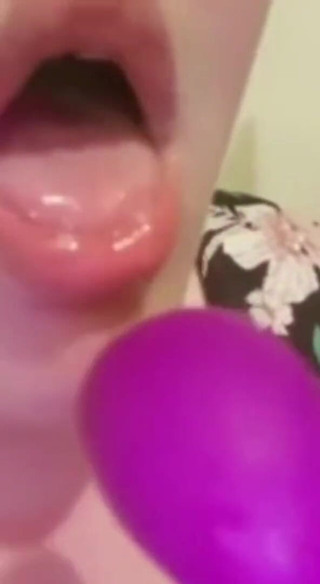 Real homemade BBW BBC porn: YoungenglishBBW - Je serre mes seins en suçant mes tétons durs