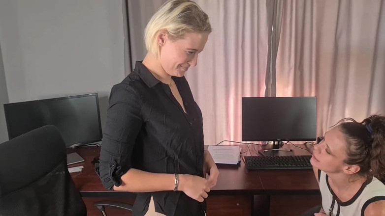 domslutfucker: Casting si jalang blonde dapat kerja selepas strap-on pada pantat...