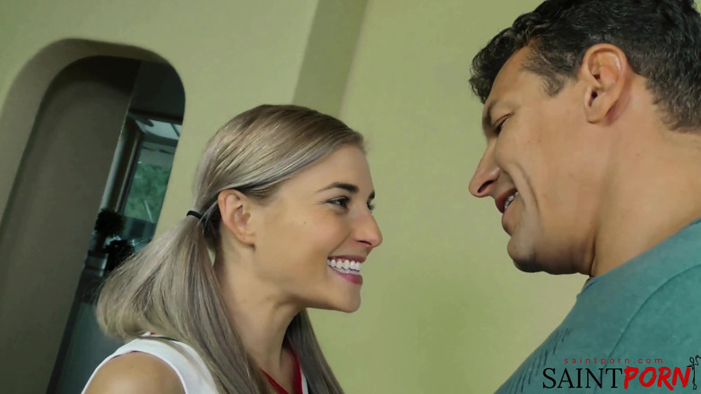 SaintPorn: ニッキはチアリーズのユニフォーム姿で舐められ、セックスされる