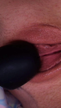 Mijn natte poesje plagen met een toverstaf in close-up