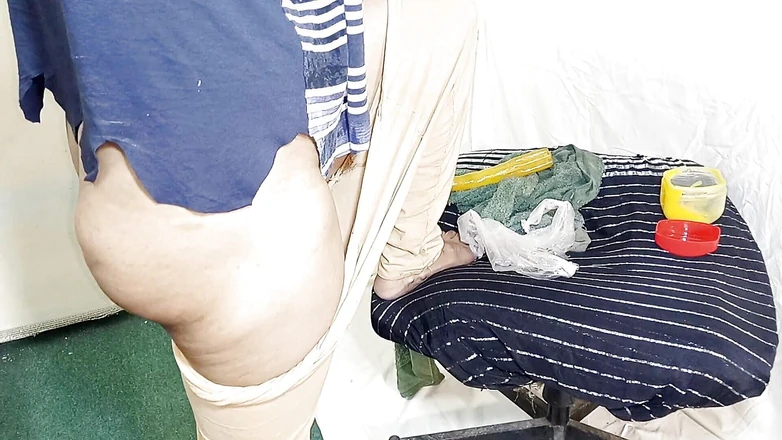 Netu: Anální děvka manželka se připravuje na těsnou díru jejího velkého...