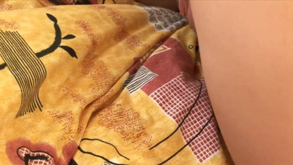 SEXUAL SIN TEENS: Teen bionda con la figa pelosa si masturba sul letto...