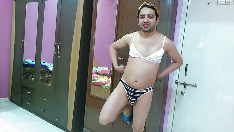 Cute & Nude Crossdresser: Сексуальна сіссі кроссдресссер femboy sweet lollipop в бюстгальтері-стрінгах, пов'язці для волосся і шльопанцях.