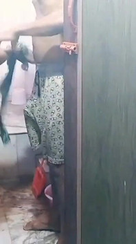 La cognata stava facendo il bagno quando il cognato è entrato in bagno e ha iniziato a lasciare la cognata.