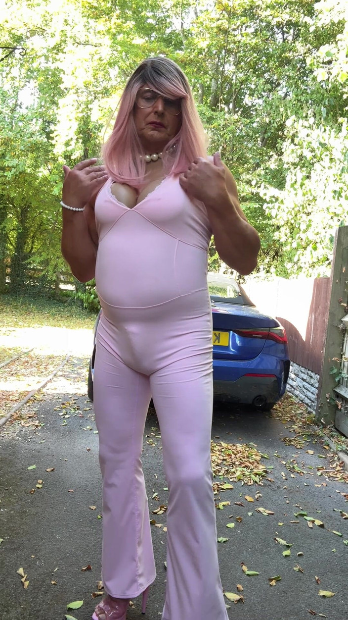 Kellycd2022: Crossdresser Kellycd2022 dalam jumpsuit merah jambu dan tumit