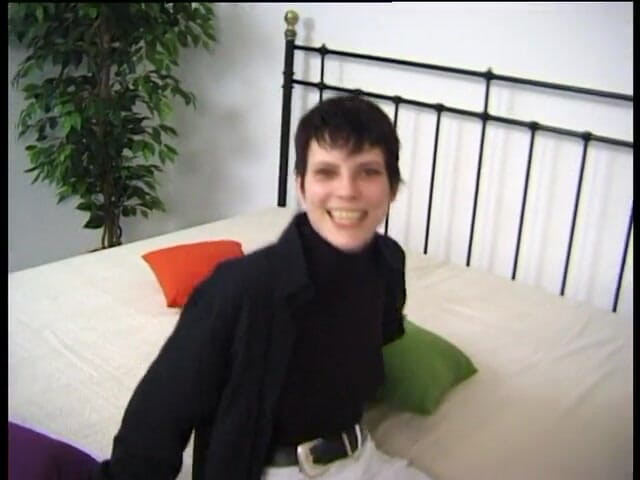 POV Orgasms: Brunetka vintage dziwka z małymi cyckami daje przyjemne lodzik