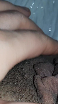 Je masturbe mon gros clitoris et mes lèvres jusqu’à un orgasme intense