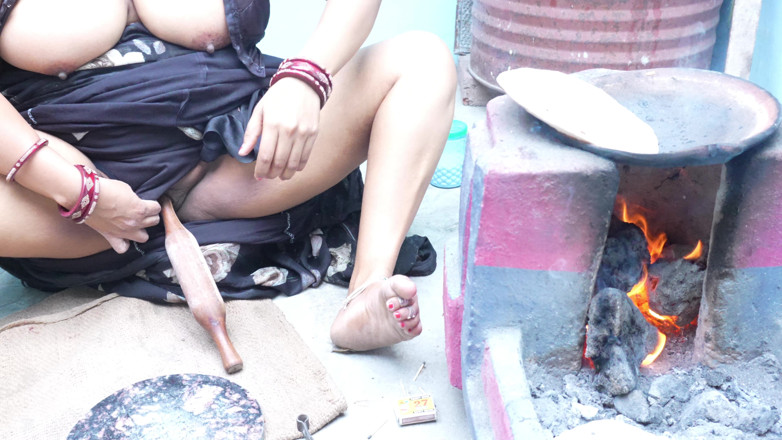 Neha bhabhi0832: Bhabhi Ne Kana banate uhe gand dikai dewar ko