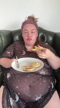 Cewek semok ini lagi asik muasin memeknya sendirian saat sarapan pagi