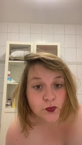 Deutsche Anna: Slowly stripping Amputee Girl