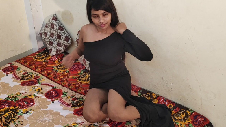 Alia Advani: アリア・アドヴァニ セクシーな黒のランジェリー姿でいたずらな脱衣ショー