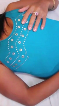 Pinay MILF jezdí na velkém bílém ptákovi v hotelovém pokoji
