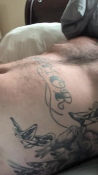 Homem com tatuagens