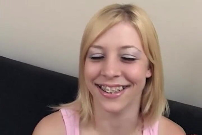 Top Web Models: Leah Luv Enorm kuk POV avsugning och enorm sperma ansiktsbehandling
