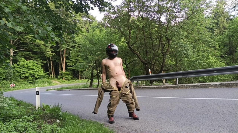 kickerscooter: Handjob tinh ranh bên đường, suýt bị bắt