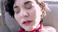Girls Out West: Urocza brunetka Ivana wraca do domu i masturbuje się