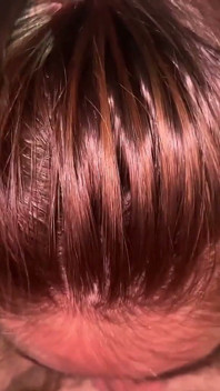 La ragazza troia si strozza nel profondo del cazzo in una intensa scopata in faccia salivosa