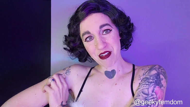 Geeky Femdom: Святковий рогоносець їсть сперму