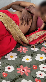 Desi indisk pojke knullade sin styvmamma i frånvaro av sin man