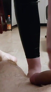 Połóż się na ziemi i zdobądź ballbusting