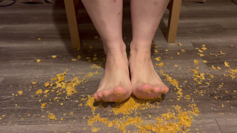 EeveeXo: Продовольственный хруст - наступая на зерновые с босыми ступнями, АСМР