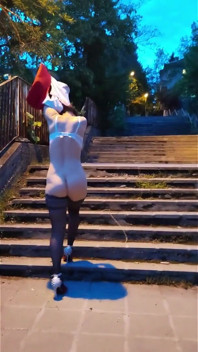 Una passeggiata fuori prima del ballo con le catene degli schiavi