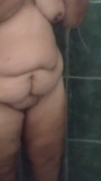 継母の大きなお尻がBBWの水浴びをしているのを見つけました