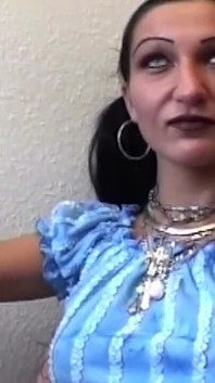 Wanita dewasa rambut cokelat lagi asik fingering memek beceknya sampai muncrat
