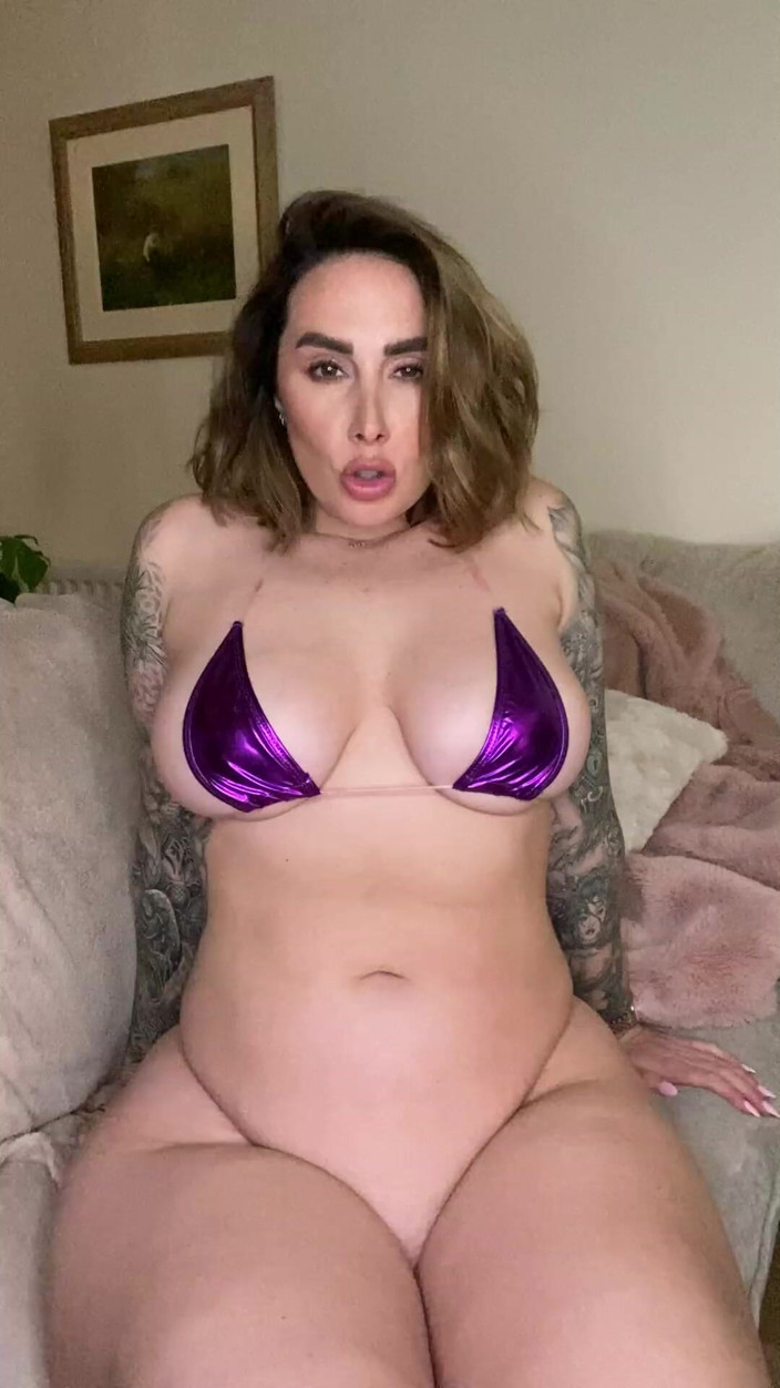 Paige Turnah: Paige ti stuzzica nel suo micro bikini e fantasia culo...