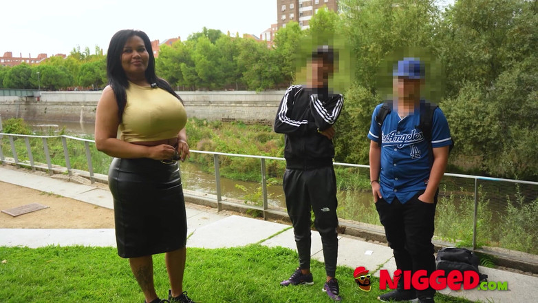 FAKings Black Fix: Déesse Noire Aux Seins Géants Pêche Des Queues Blanches Dans...