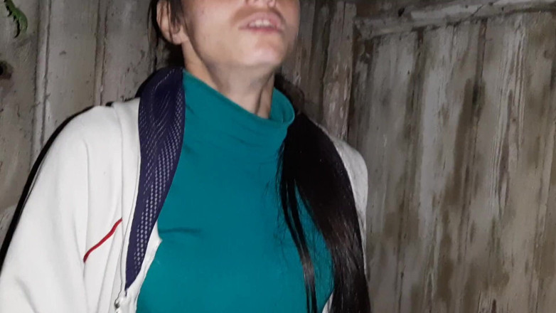 Lesbian-illusion: Eu peguei minha vizinha se masturbando no banheiro na rua...