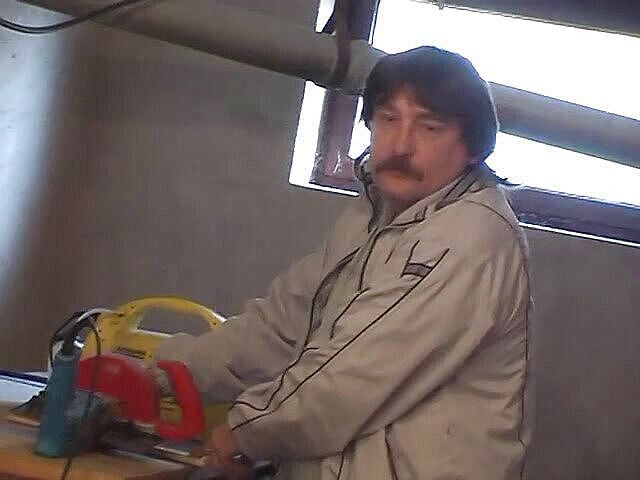 Slutty Teenies: Ciemnowłosa cipka lizała i zatrzasnęła starego kolesia