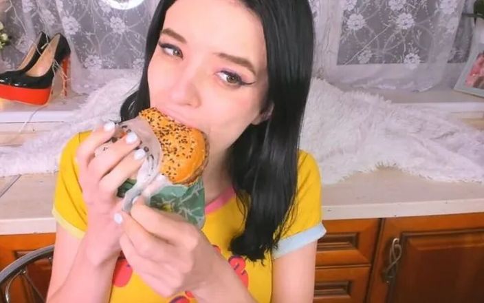 Margo &amp; Alisa: Alice Eat hamburguesa y papas francesas
