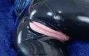 Arya Grander: Sexy milf met grote natuurlijke kont plaagt in latex catsuit...