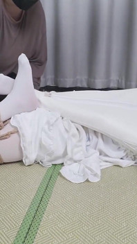 XR24-白い服と白いストッキングを履いた少女が吊るされ、ボンデージがくすぐられていました