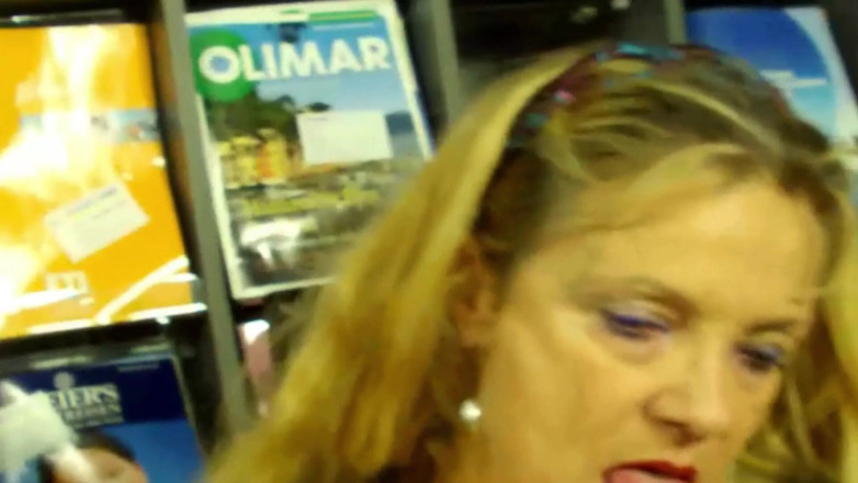 Filles Francaises: 그녀의 보지를 가지고 노는 프랑스에서 온 미시 여자