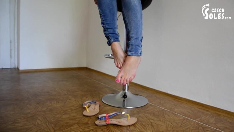 Czech Soles - foot fetish content: Cherry e sexy piedi nudi in sandali