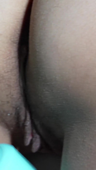 Hij bindt mijn handen vast en masturbeert me totdat ik klaarkom met de vibrator, zelfs verder dan een orgasme ...