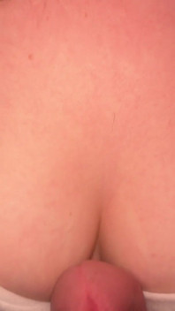 Isteri amatur memberikan blowjob sensual dengan pancutan mani titjob