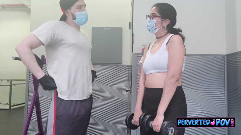Perverted POV: Modelo de Onlyfans obtiene contenido del chico en el gimnasio