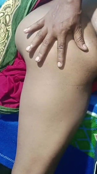 Op zijn hondjes kontneukende Indische Bhabhi Desi porno