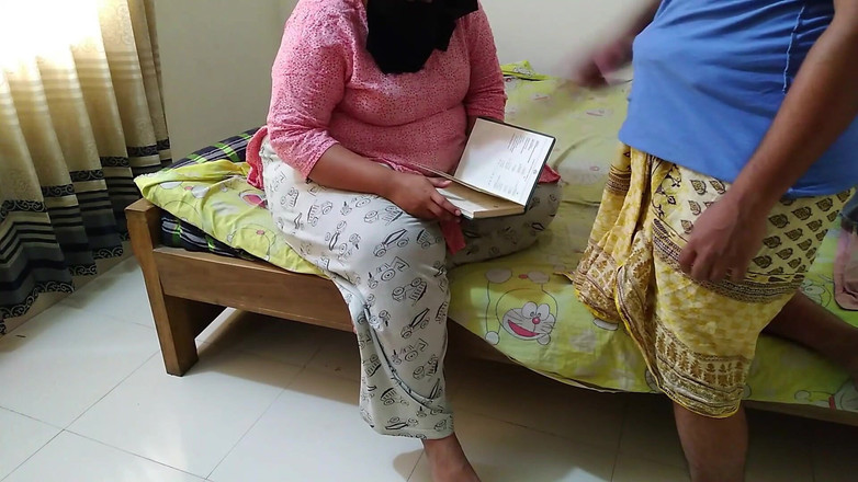 Aria Mia: Я наставив 20-річну гарячу студентку, трахнув її, коли вона провалила іспит - камшот у ліжку