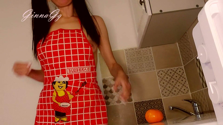 GinnaGg: Sexy žena v domácnosti sexuálně šuká svou zástěru v kuchyni