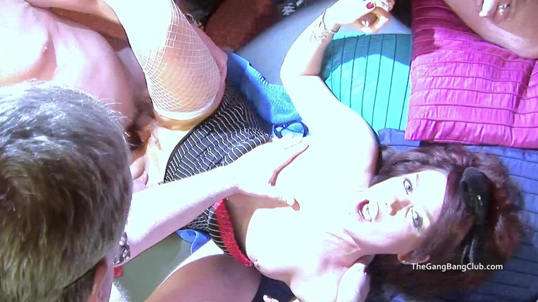 The Gangbang Club: Tante seksi rambut merah diusap sambil ngocok kontol dan ngocok...
