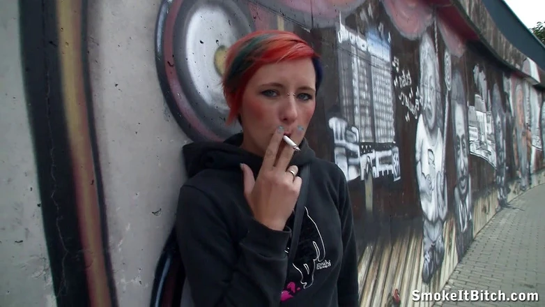 Smoke it bitch: Kim - уличный дым