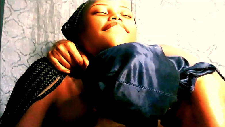 sunnyslimx: 舔她的阴户和完美的乳房