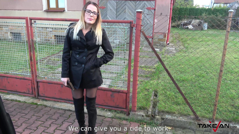 Take Van: Sexy sekretářka přesvědčila, aby šukala v dodávce s nadrženým cizincem