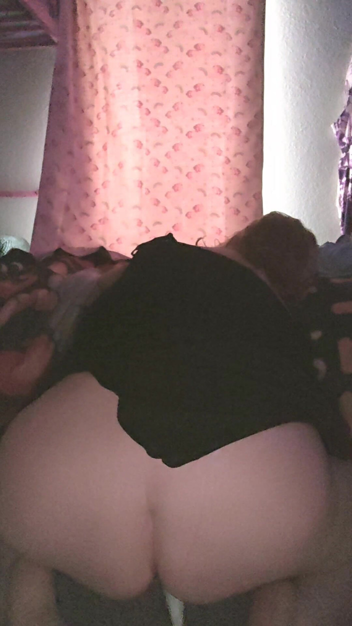 Misssunshinevip: Stavo giocando con la mia figa e penso che qualcuno...